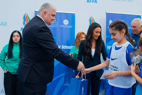Xristo Stoiçkov Bakıda 120-dən çox uşağın iştirak etdiyi futbol festivalına qatıldı