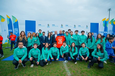 Xristo Stoiçkov Bakıda 120-dən çox uşağın iştirak etdiyi futbol festivalına qatıldı