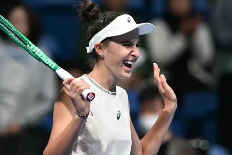 17 yaşlı tennisçi dünya şöhrətli Naomı Osakanı Tokioda məğlub etdi