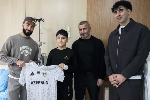“Qarabağ”ın baş məşqçisi və futbolçuları Milli Onkologiya Mərkəzinin Uşaq Klinikasını ziyarət ediblər - FOTO
