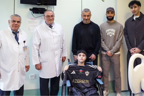 “Qarabağ”ın baş məşqçisi və futbolçuları Milli Onkologiya Mərkəzinin Uşaq Klinikasını ziyarət ediblər - FOTO