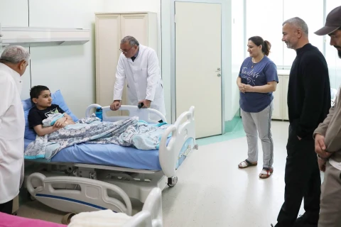 “Qarabağ”ın baş məşqçisi və futbolçuları Milli Onkologiya Mərkəzinin Uşaq Klinikasını ziyarət ediblər - FOTO