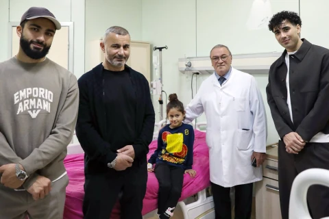 “Qarabağ”ın baş məşqçisi və futbolçuları Milli Onkologiya Mərkəzinin Uşaq Klinikasını ziyarət ediblər - FOTO