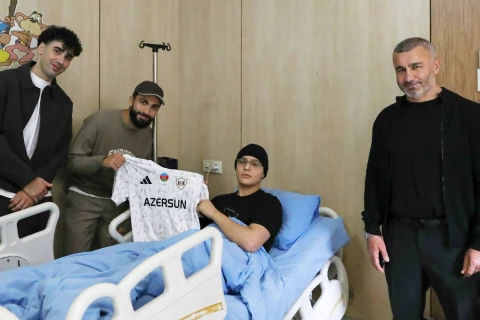 “Qarabağ”ın baş məşqçisi və futbolçuları Milli Onkologiya Mərkəzinin Uşaq Klinikasını ziyarət ediblər - FOTO