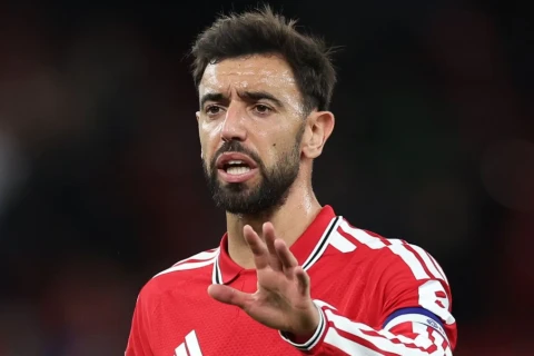 Carrick confirms Fernandes will remain Manchester United captain despite criticism