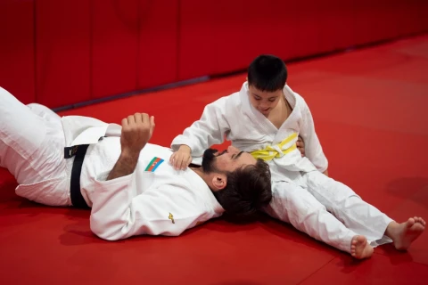 Olimpiya çempionu adaptiv cüdo məşqinə qatıldı - FOTO