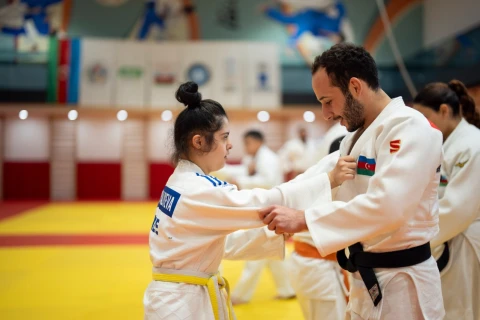 Olimpiya çempionu adaptiv cüdo məşqinə qatıldı - FOTO